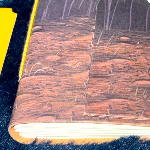 NWT- India Journal with a tiger image wrapped around the entire book w/ button - Picture 2 of 12